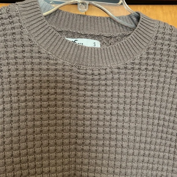 Hollister Easy Waffle Cropped Taupe Brown Knit Sweater Size Small - Picture 2 of 6